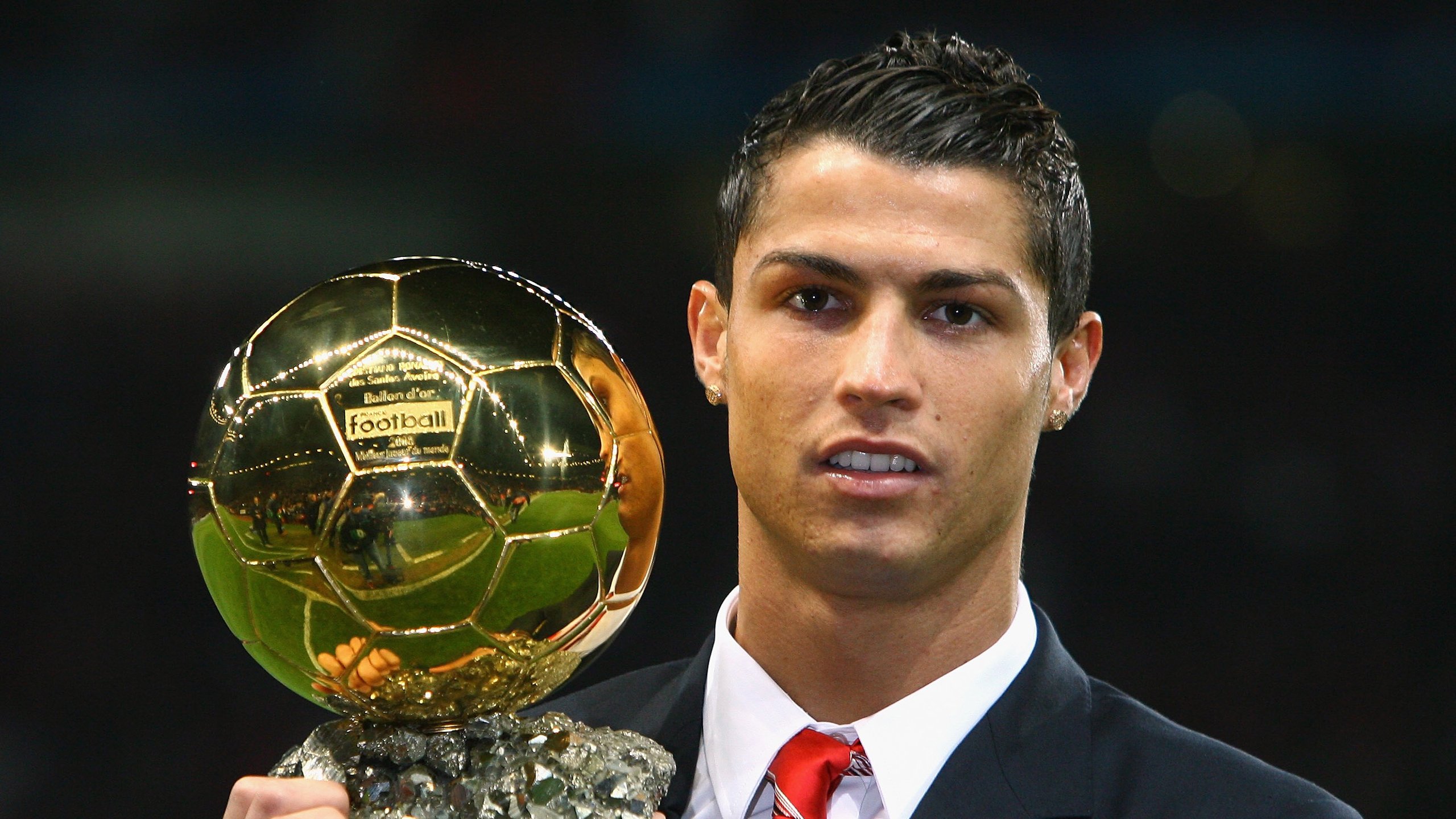 多特蒙德斩落日本，苏亚雷斯持续制造杀伤，足球世界的战术革命与个人英雄主义